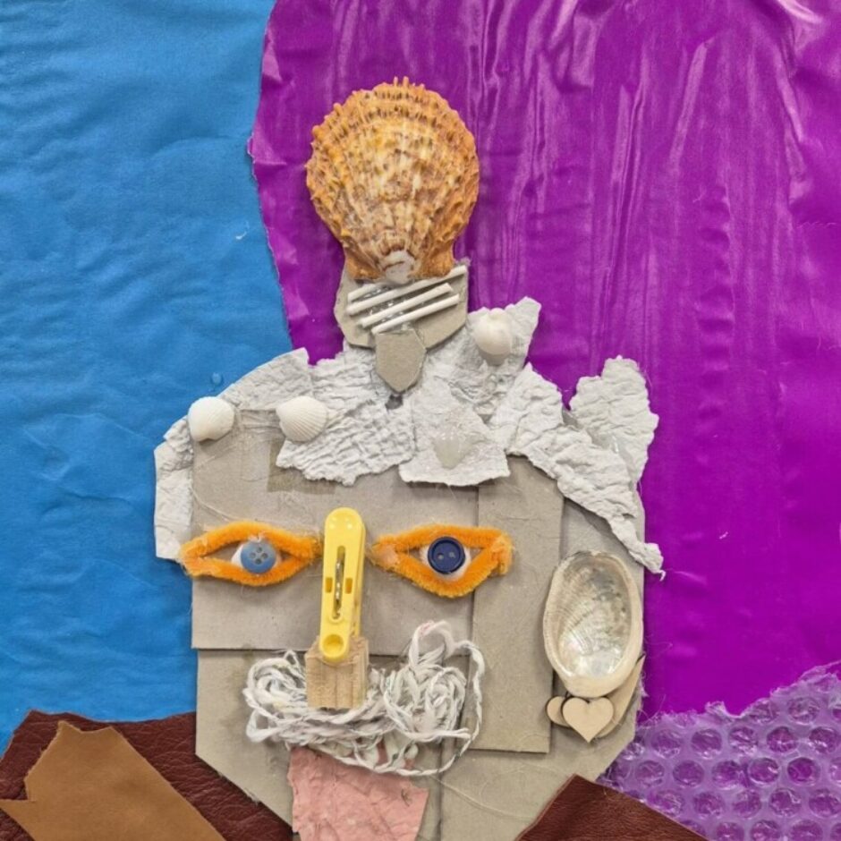 Kolāža ar cilvēka seju un krūšutēlu, veidota no auduma, pogām un dabas elementiem.