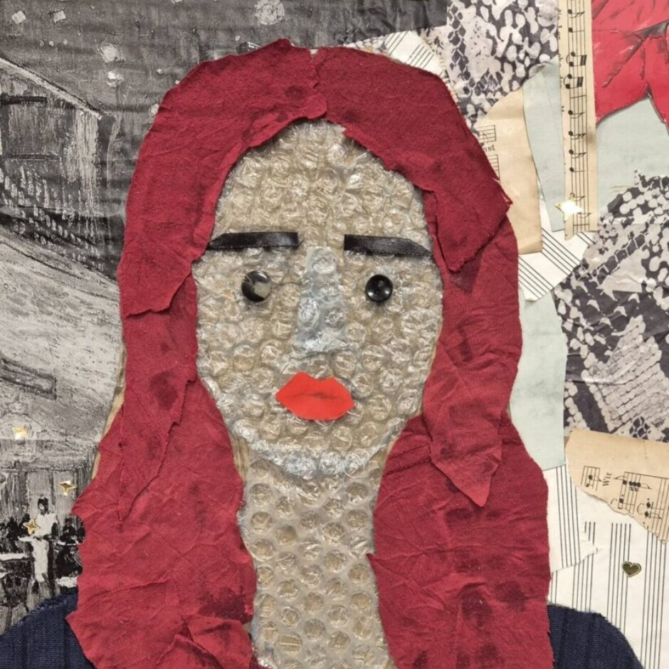 Kolāža ar cilvēka seju, veidota no auduma, pogām, papīru un dabas elementiem.