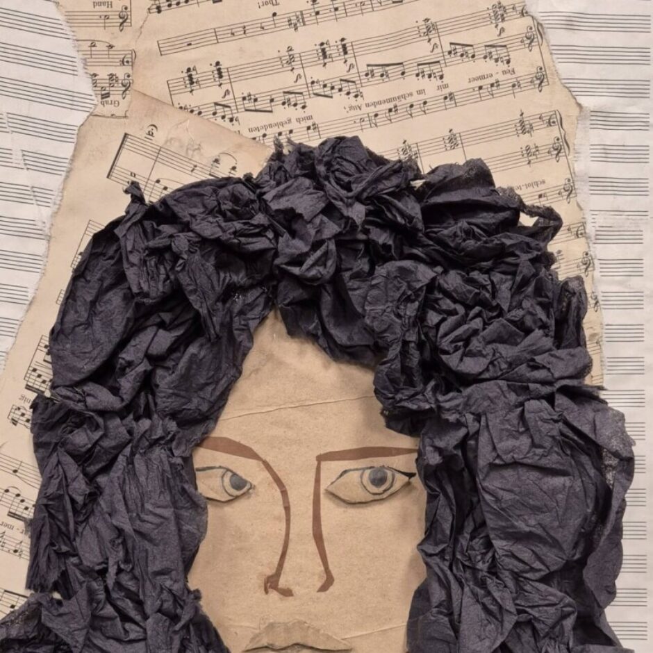 Kolāža ar cilvēka seju, veidota no auduma, pogām, papīru un dabas elementiem.