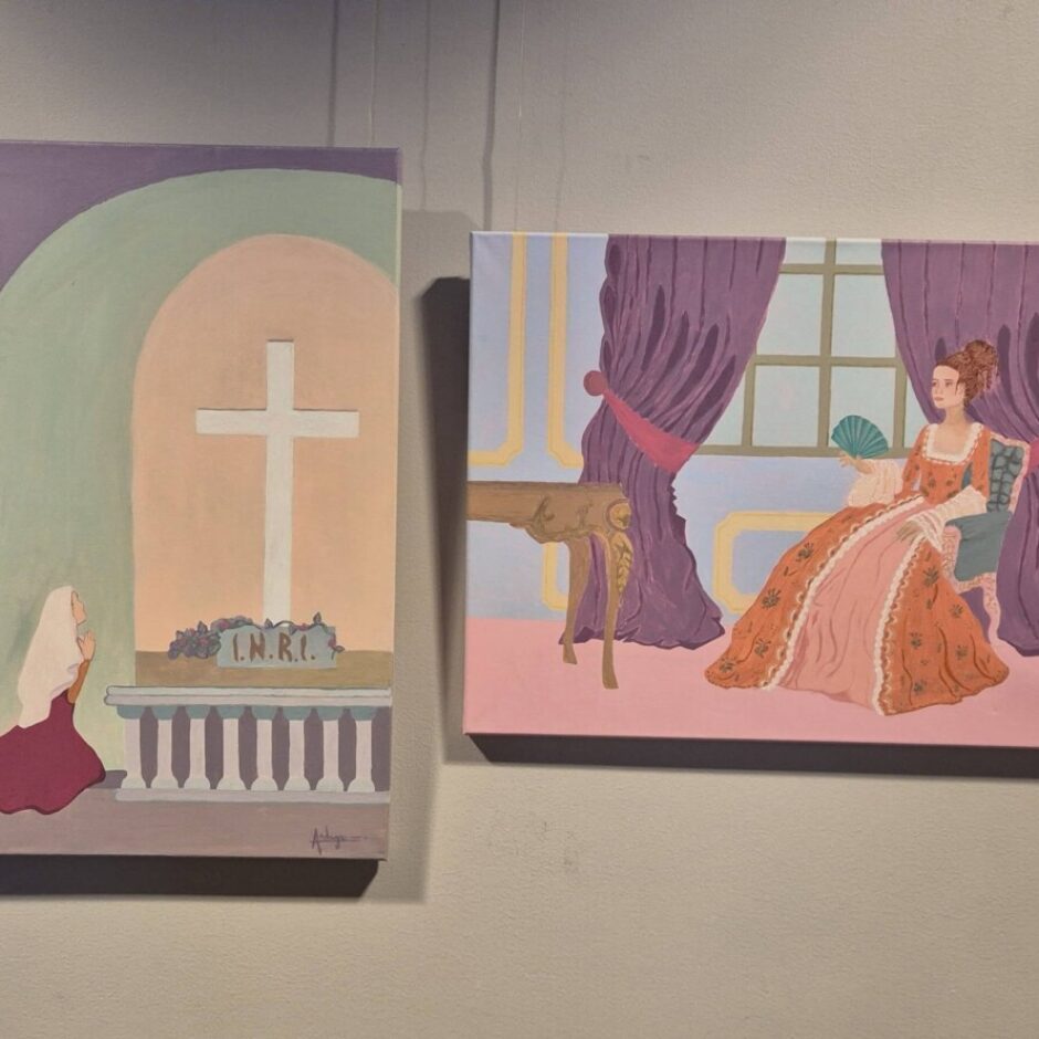 Divas Tukuma Mākslas skolas audzēkņu gleznas izstādē: viena ar reliģisku kompozīciju pie krusta, otra ar vēsturiskā interjerā attēlotu sievieti greznā kleitā.