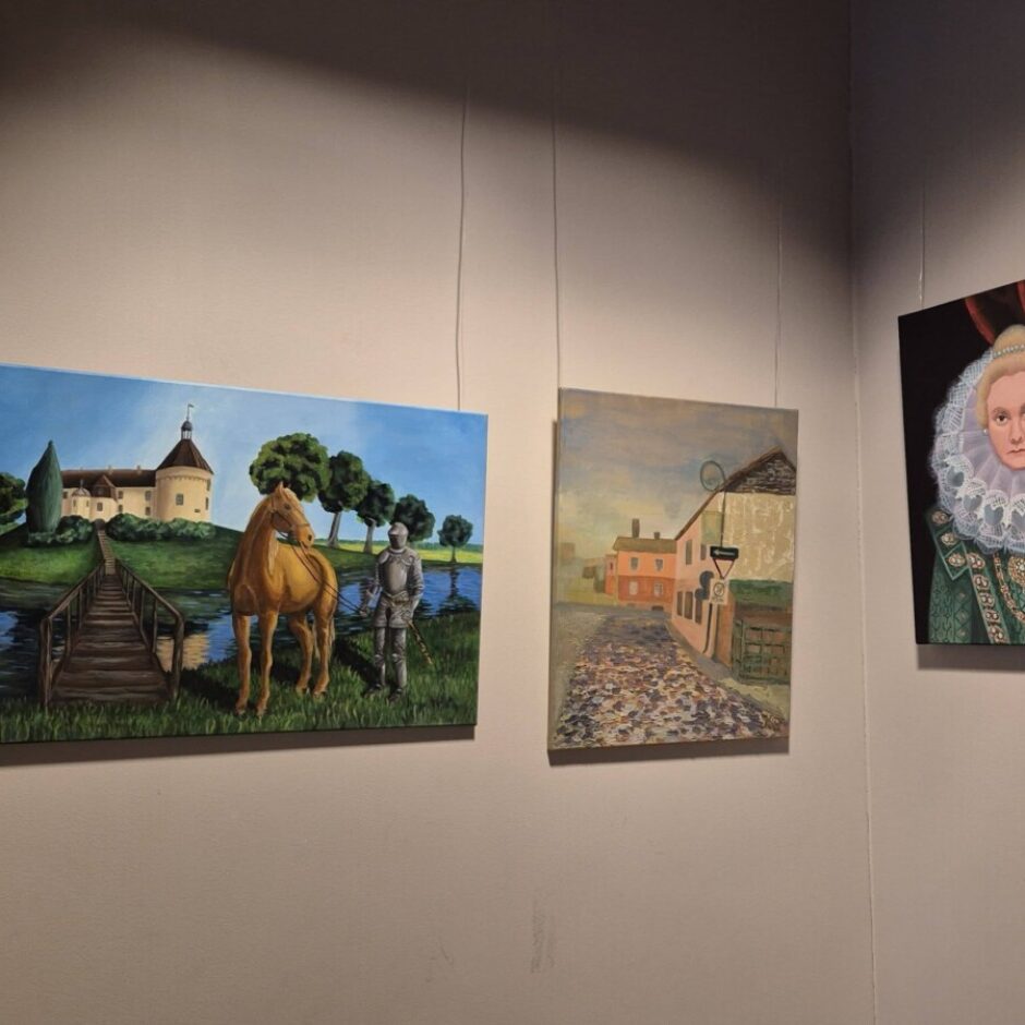 Trīs Tukuma Mākslas skolas audzēkņu gleznas izstādē: ainava ar pili, zirgu un bruņinieku, pilsētas iela ar bruģi un portrets vēsturiskā tērpā.