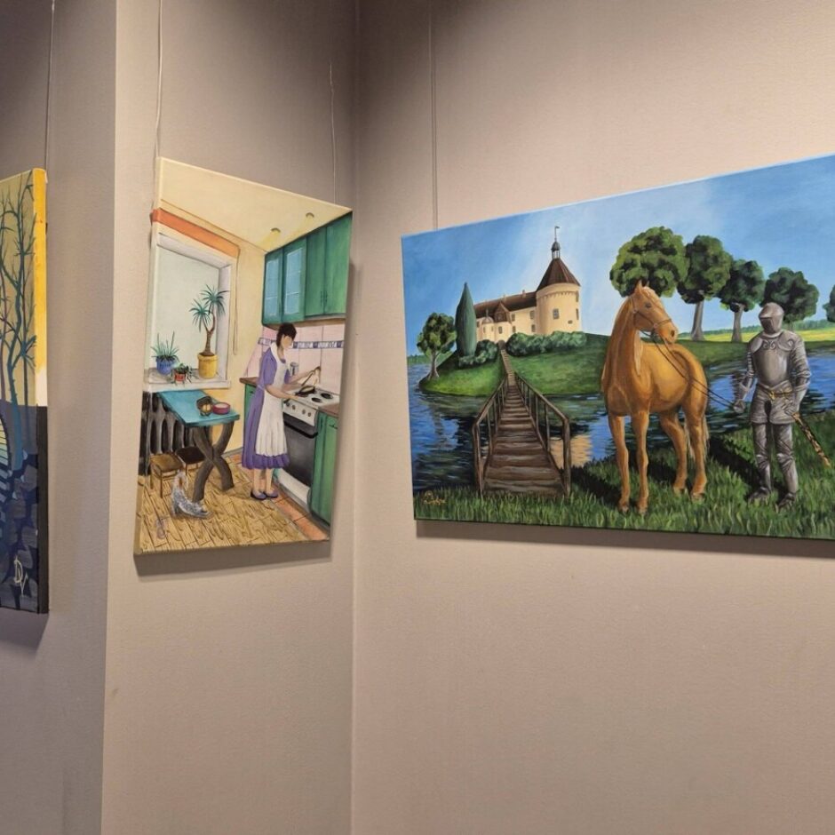 Trīs Tukuma Mākslas skolas audzēkņu gleznas izstādē: ainava ar tiltu un kokiem, sadzīves aina virtuvē un ainava ar pili, zirgu un bruņinieku pie ūdens.