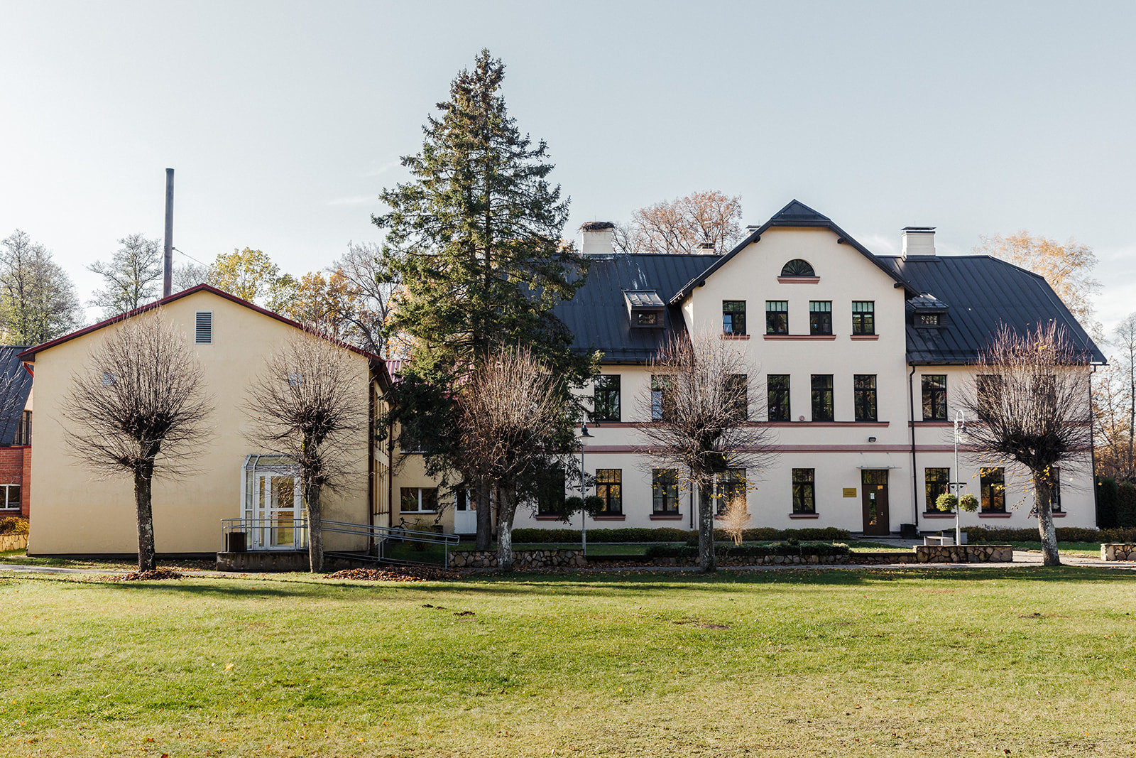 Garozas pamatskola un pirmsskola no priekšpuses