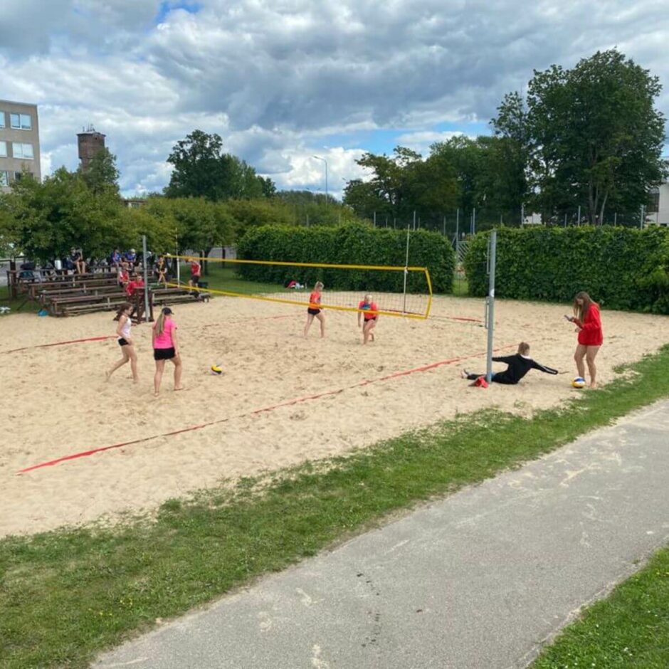 Pludmales volejbola laukums ar spēlētājiem