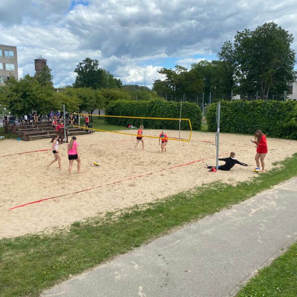 Pludmales volejbola laukums ar spēlētājiem