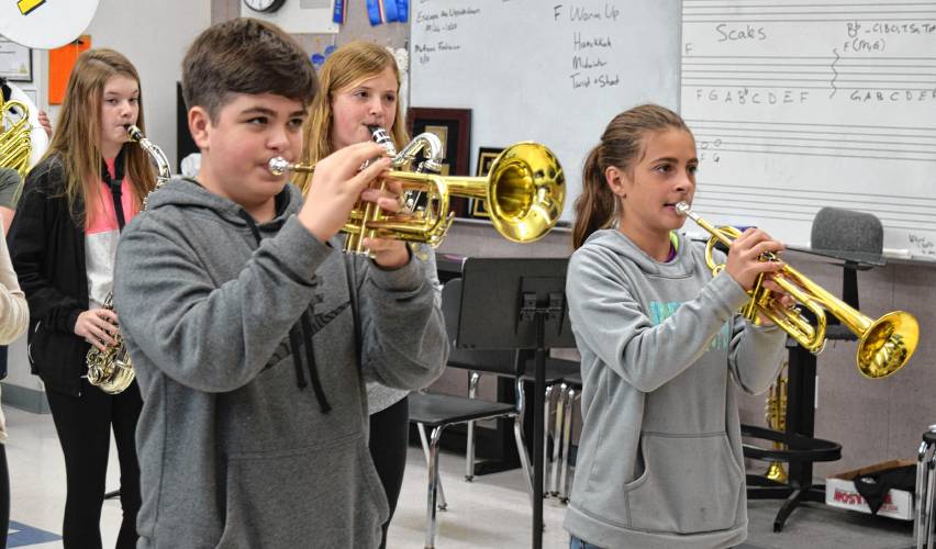 Skolēni pūš trompetes